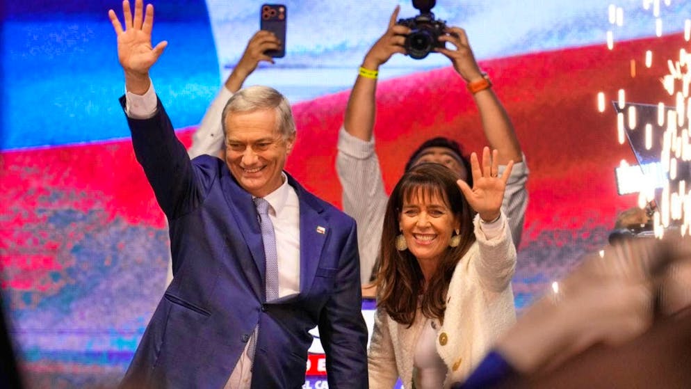 dpatopbilder - Presidential candidate Jose Antonio Kast of the opposition Republican Party and his wife Maria Pia Adriasola wave to their supporters after winning the run-off election in Santiago, Chile. Photo: Matias Delacroix/AP/dpa