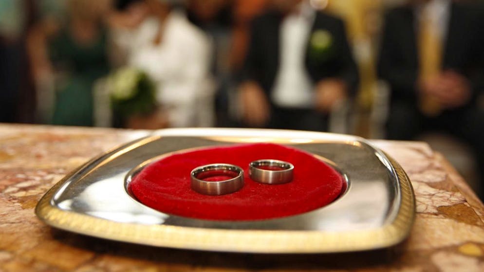 Die Diskussion, welche Namenskombinationen bei einer Ehe möglich sein sollen, geht im nächsten Jahr weiter. (Themenbild)