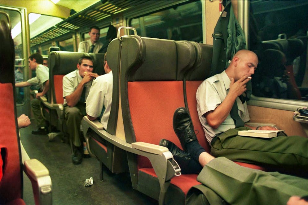 Da 20 anni è vietato fumare sui treni delle FFS. Reclute nello scompartimento fumatori di un treno nel 2003.