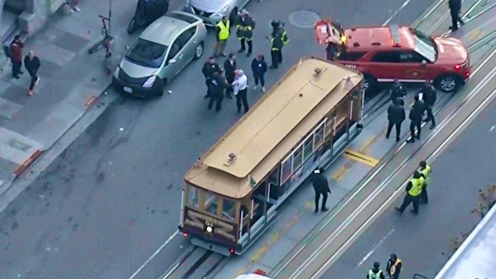 Cable car in San Francisco stops abruptly: 15 injured - Gallery. More than a dozen people are injured when a cable car comes to an abrupt stop in San Francisco.