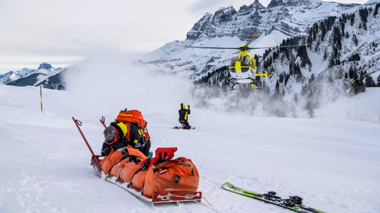 Accident prevention. Winter sports enthusiasts injure their knees most frequently