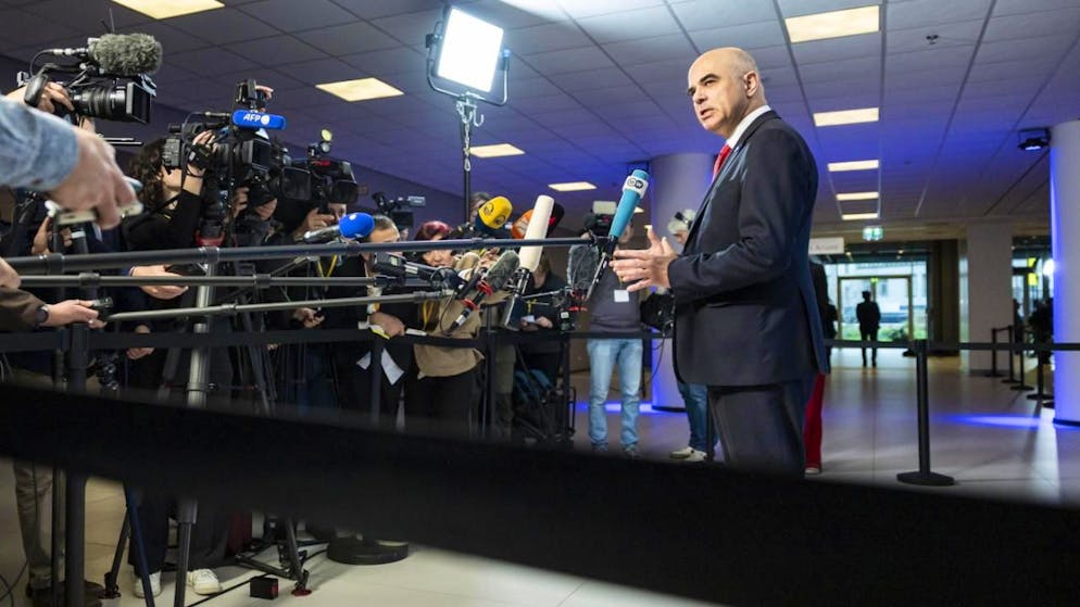 Alain Berset arriva alla conferenza a l'Aja che deve decidere la nascita della commissione internazionale per i risarcimenti della guerra in Ucraina.