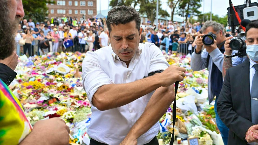 Israeli minister responsible for diaspora issues and the fight against anti-Semitism Amichai Chikli prepares to pray at Bondi Beach on Tuesday (local time).