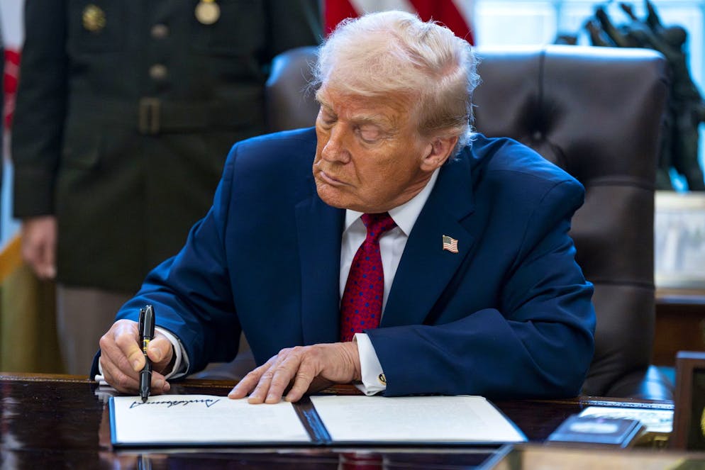epa12595119 US President Donald Trump signs an executive order designating fentanyl as a weapon of mass destruction in the Oval Office of the White House in Washington, DC, USA, 15 December 2025. Trump also announced the success of his border policies before a Mexican Border Defense Medal Presentation. EPA/BONNIE CASH / POOL