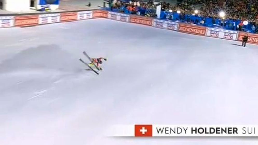 Schock-Moment in Courchevel. Holdener stürzt im Zielraum und prallt in die Banden
