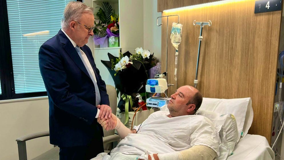 Australian Prime Minister Anthony Albanese (l.) visited Ahmed al Ahmed, who overpowered one of the attackers in the attack, in hospital on Tuesday. The Syrian was shot himself in the process.