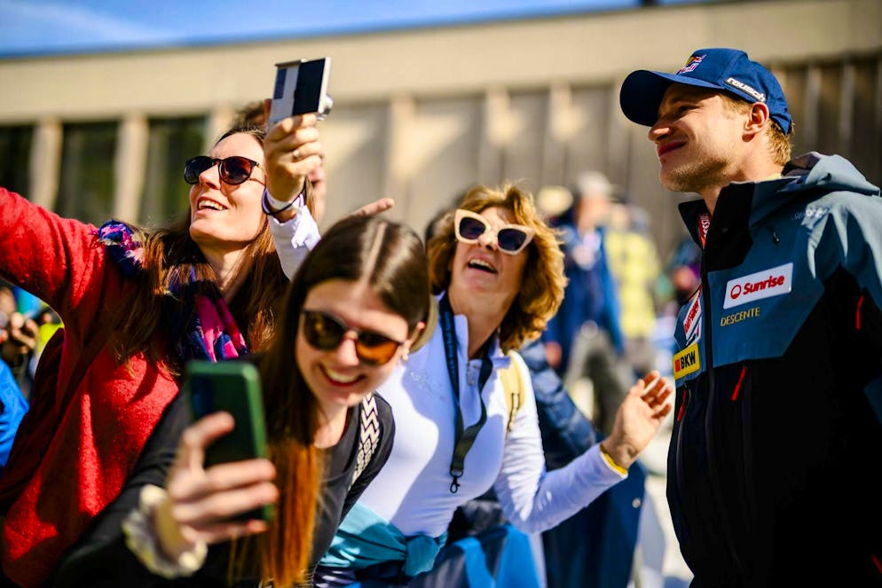 I cacciatori di selfie intercettano Marco Odermatt.
