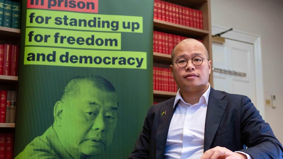 Jimmy Lais Sohn, Sebastien Lai, bei einer Pressekonferenz am Montag in London nach der Verkündung des Urteils gegen seinen Vater in Hongkong. (15. Dezember 2025)