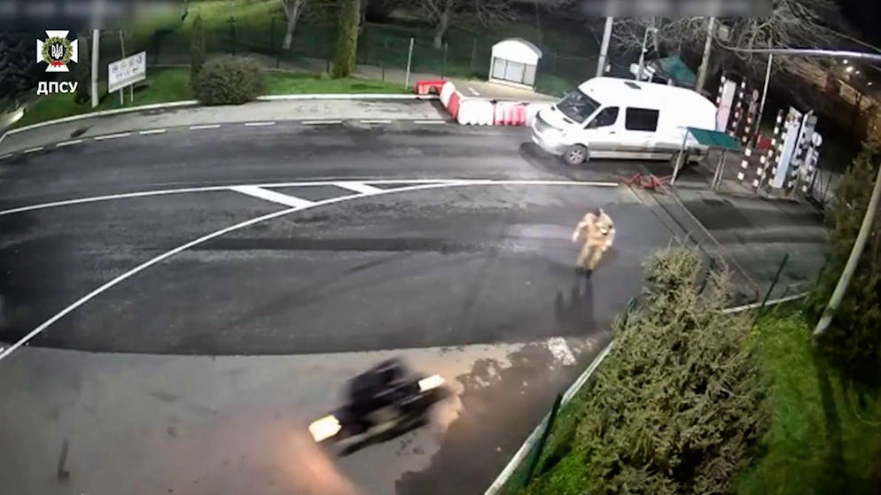Video shows daring escape attempt. Ukrainian tries to flee the war on a motorcycle - it goes wrong
