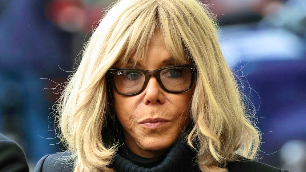 Scandalo in Francia. Dopo aver insultato delle attiviste, Brigitte Macron si spiega: «Mi dispiace, ma...»