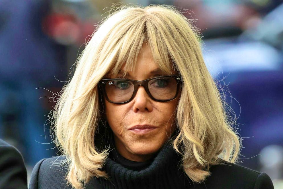 «Mi dispiace se ho ferito i sentimenti delle donne vittime, è a loro e solo a loro che penso», ha dichiarato la moglie del Presidente francese, prima di aggiungere che i suoi commenti erano privati e destinati a «quattro persone».