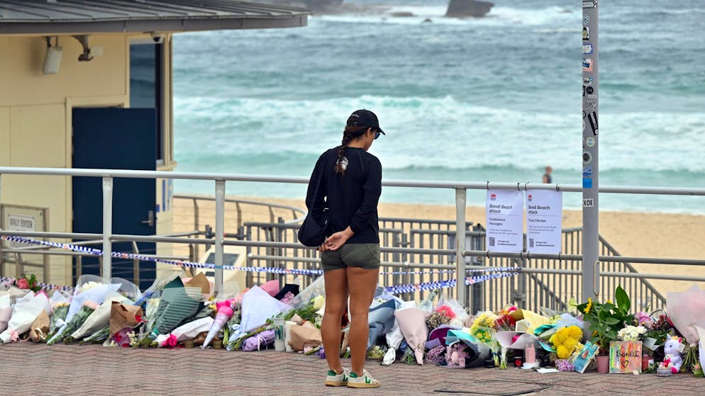 Blumensträusse am Tatort am Bondi Beach. (16. Dezember 2025)