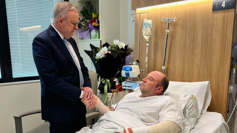 Der australische Premierminister Anthony Albanese (l.) besuchte am Dienstag Ahmed al Ahmed, der bei dem Anschlag einen der Angreifer überwältigte, im Spital. Der Syrer wurde dabei selbst angeschossen.