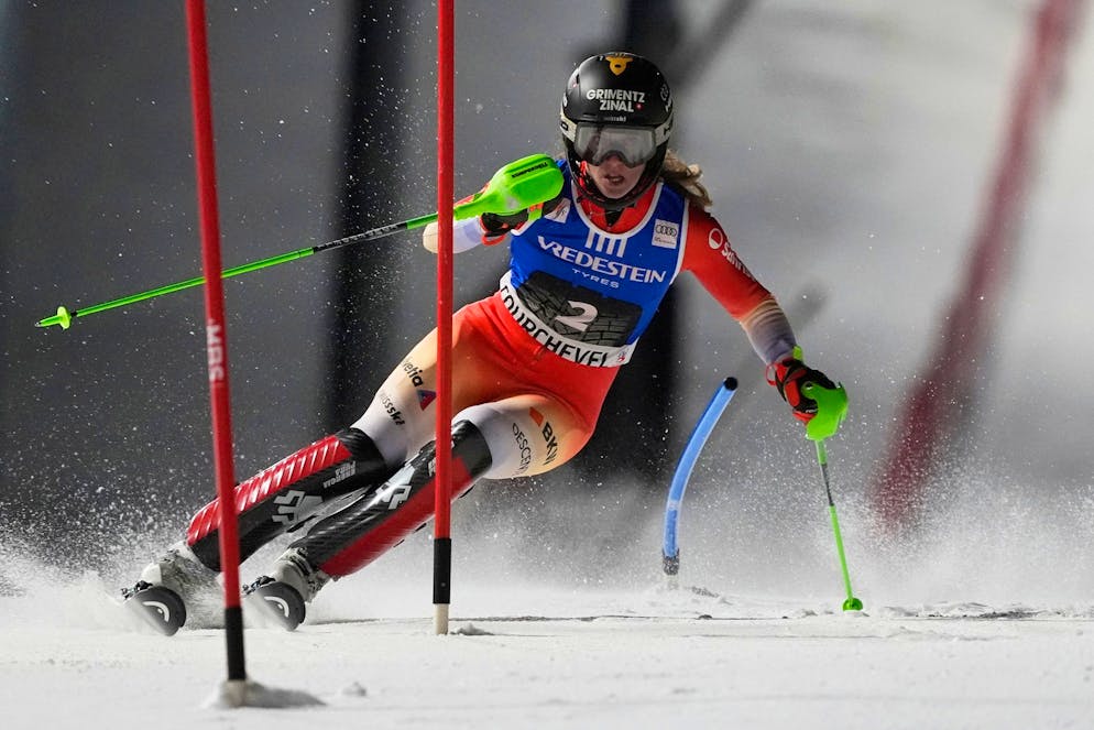 Camille Rast muss sich in Courchevel nur Dominatorin Mikaela Shiffrin geschlagen geben.