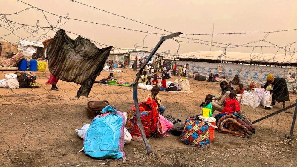 ARCHIVE - Refugees from Sudan wait behind the border crossing into South Sudan to continue their journey (archive photo). Photo: Eva-Maria Krafczyk/dpa