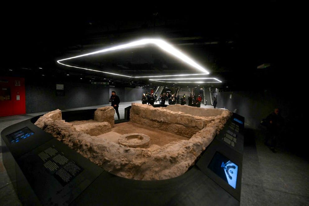 Contre le prix d'un simple ticket (1,5 euro), le voyageur pénètre dans un espace muséal sous-terrain, où se côtoient quelque 350 vestiges. 