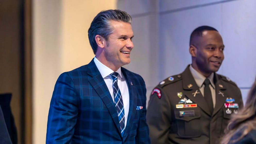 Le ministre de la Défense Pete Hegseth (à gauche) veut rompre avec le statu quo au sein du Pentagone (archives).