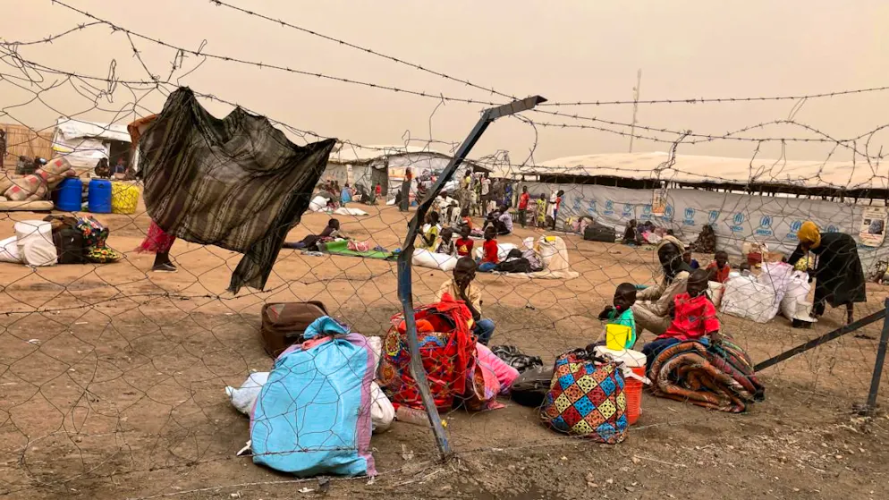 ARCHIV - Flüchtlinge aus dem Sudan warten hinter dem Grenzübergang in den Südsudan auf die Weiterreise (Archivbild). Foto: Eva-Maria Krafczyk/dpa