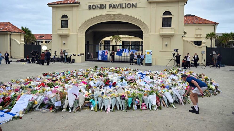 L'émotion est encore vive à Bondi Beach, où officiels et anonymes rendaient lundi hommage aux victimes de l'attentat de la veille.