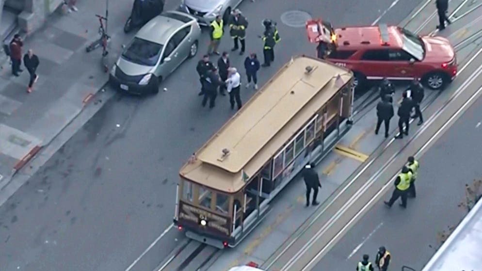 Cable Car in San Francisco stoppt abrupt: 15 Verletzte - Gallery. Mehr als ein Dutzend Menschen werden bei dem abrupten Halt eines Cable Car in San Francisco verletzt.