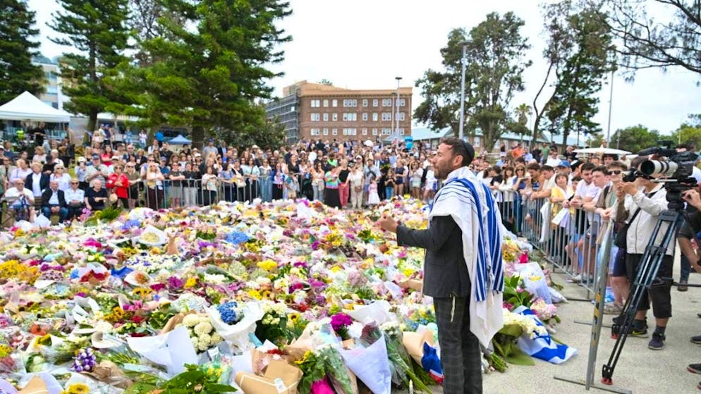 Sydney in a state of shock after the attack - Gallery. The sympathy in Sydney after the attack is huge