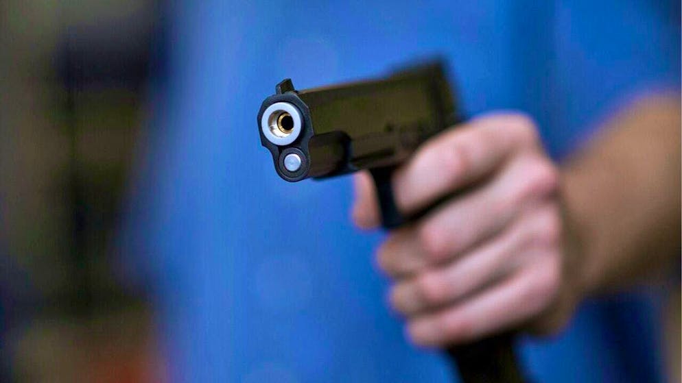 Imitation weapons that are banned in Switzerland should have to be labeled by foreign online retailers. This is what Parliament is demanding from the Federal Council. (theme picture)