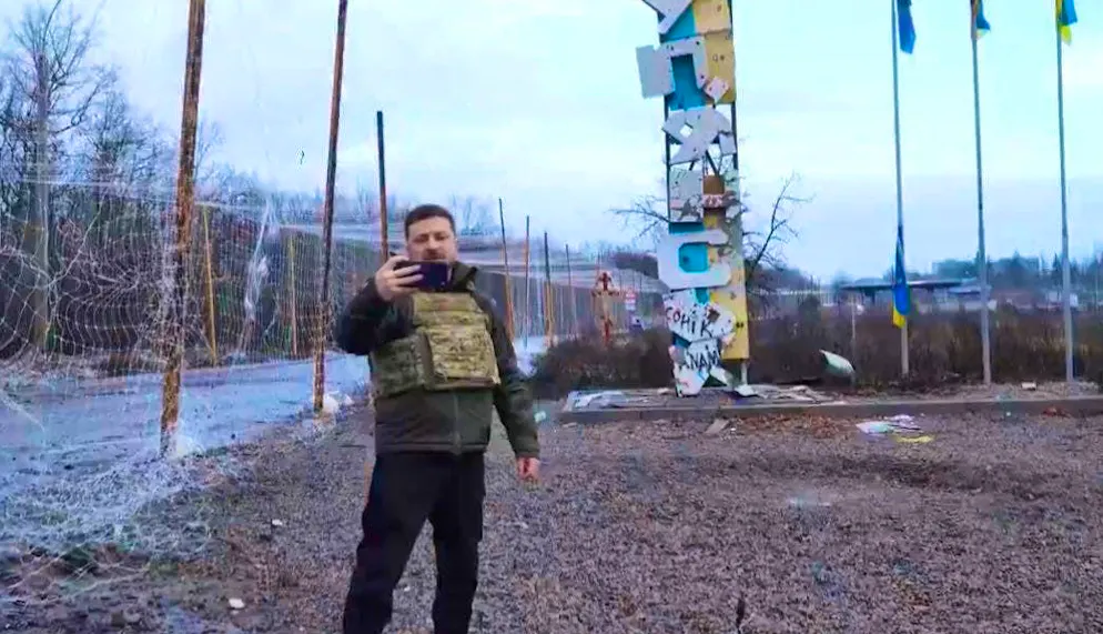 Ukrainian President Volodymyr Zelensky has made a demonstrative appearance on the outskirts of the city of Kupyansk in the east of the country.