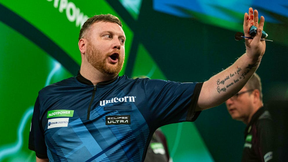 «Ich hatte keine einfache Zeit». Blutige Hand nach Eklat: Darts-Profi prügelt bei WM auf Tisch ein