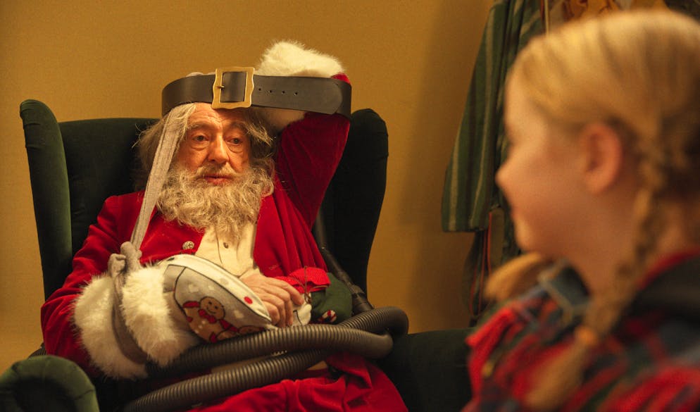 Timsit. Avec l'explosive petite fille, le Père Noël se retrouve dans des postures délicates!