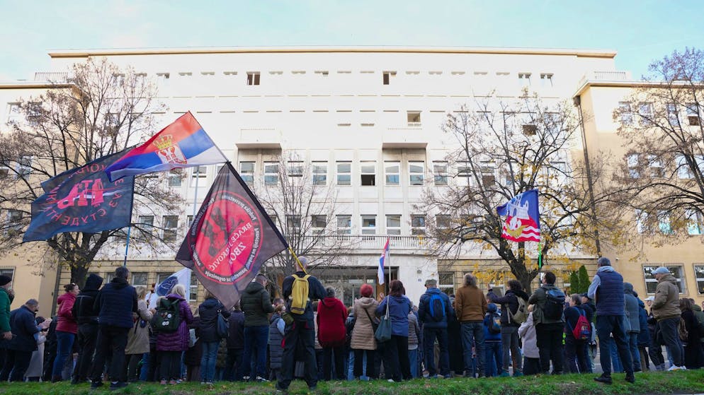 Menschen demonstrieren vor der Staatsanwaltschaft in Belgrad gegen ein kontroverses Immobilienprojekt, das mit Trump-Schwiegersohn Jared Kushner in Verbindung steht. (20. November 2025)