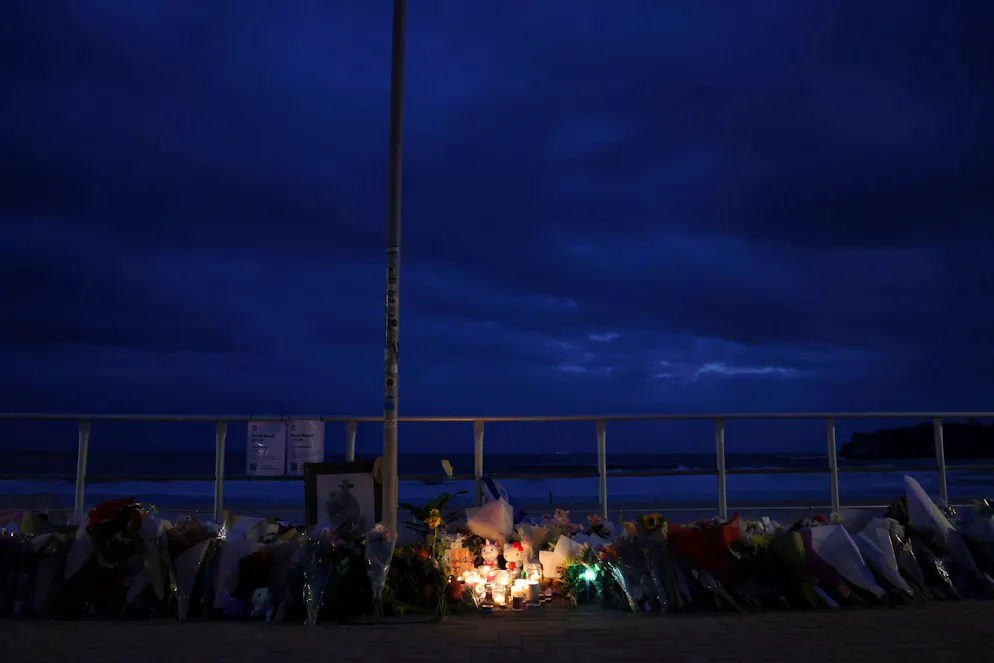 Il padre e il figlio che hanno sparato sulla folla inerme della festa ebraica di Hannukah a Bondi Beach, uccidendo 15 persone, erano motivati dall'«ideologia dello Stato islamico».