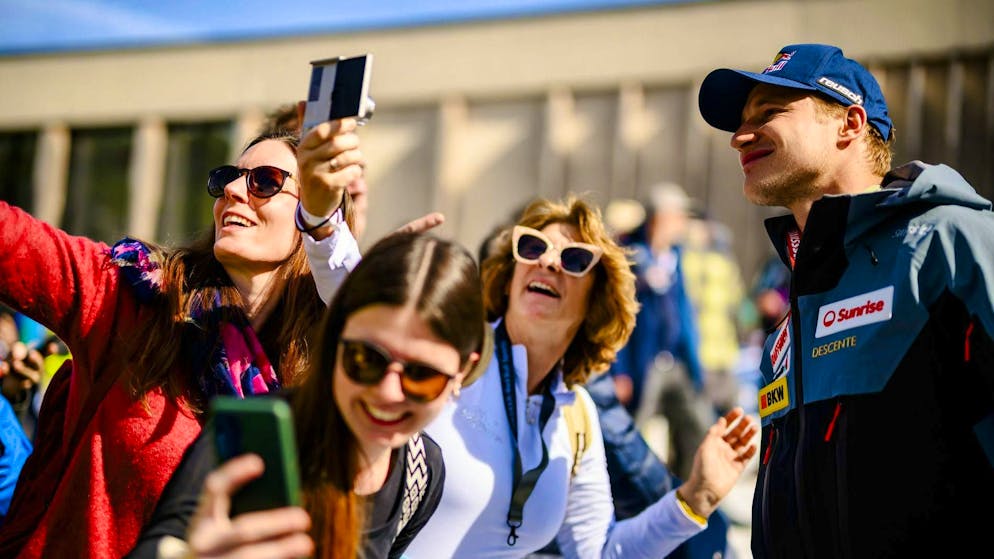 Fan a volte irrispettosi. Donna dà uno schiaffo sul sedere a Odermatt: «È stato divertente per lei, non per me»