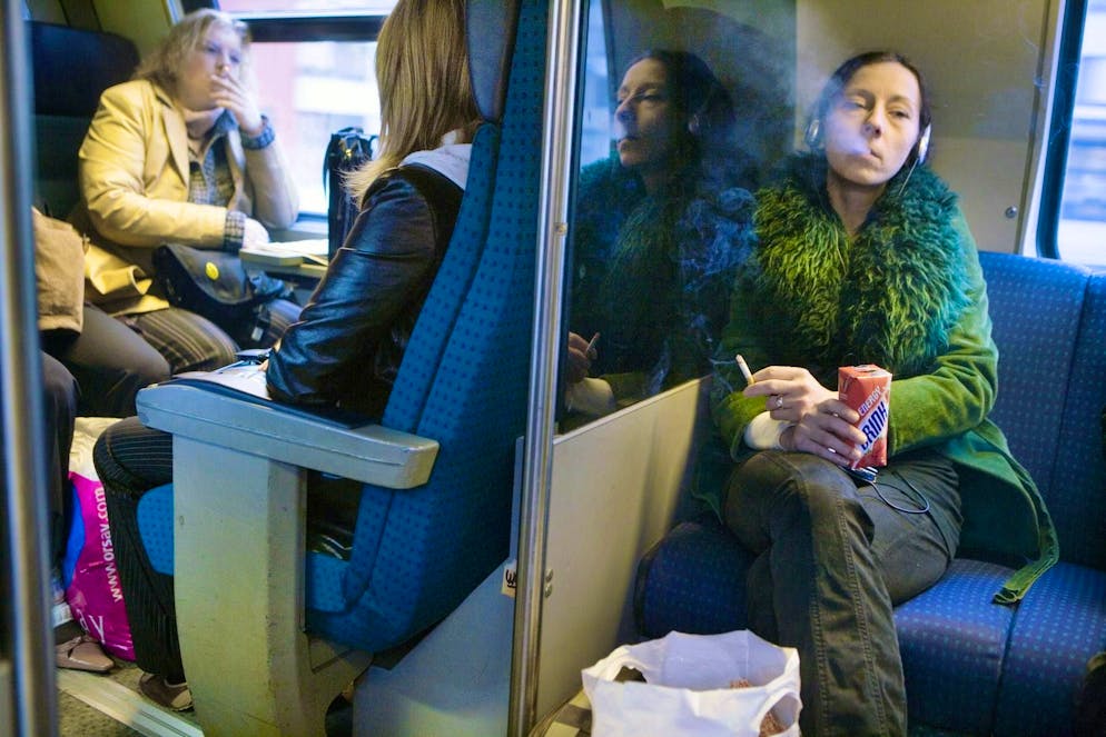 Da 20 anni è vietato fumare sui treni delle FFS. Godersi ancora una volta una sigaretta fino in fondo: poco prima che le FFS vietassero il fumo nel 2005.