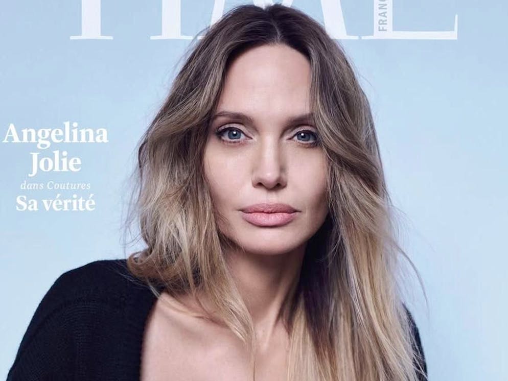 Angelina Jolie a montré ses cicatrices de mastectomie pour la bonne cause dans TIME France. L'actrice a demandé aux autorités sanitaires de rendre le dépistage du gène BRCA1 accessible à toutes les femmes.