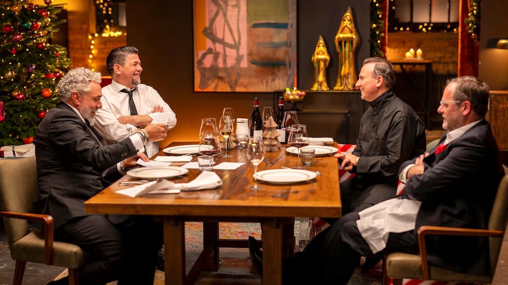 Im Weihnachtsspecial der TV-Show «Kitchen Impossible» traten Roland Trettl und Tim Mälzer gegen Tim Raue und Sepp Schellhorn an.