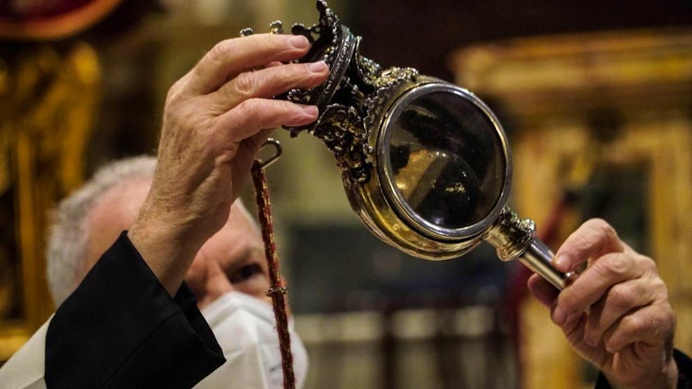 Si ripete a Napoli il "miracolo" di San Gennaro. Nella foto d'archivio monsignor Vincenzo De Gregorio mostra l'ampolla con il sangue del santo. (foto del 16 dicembre 2020)