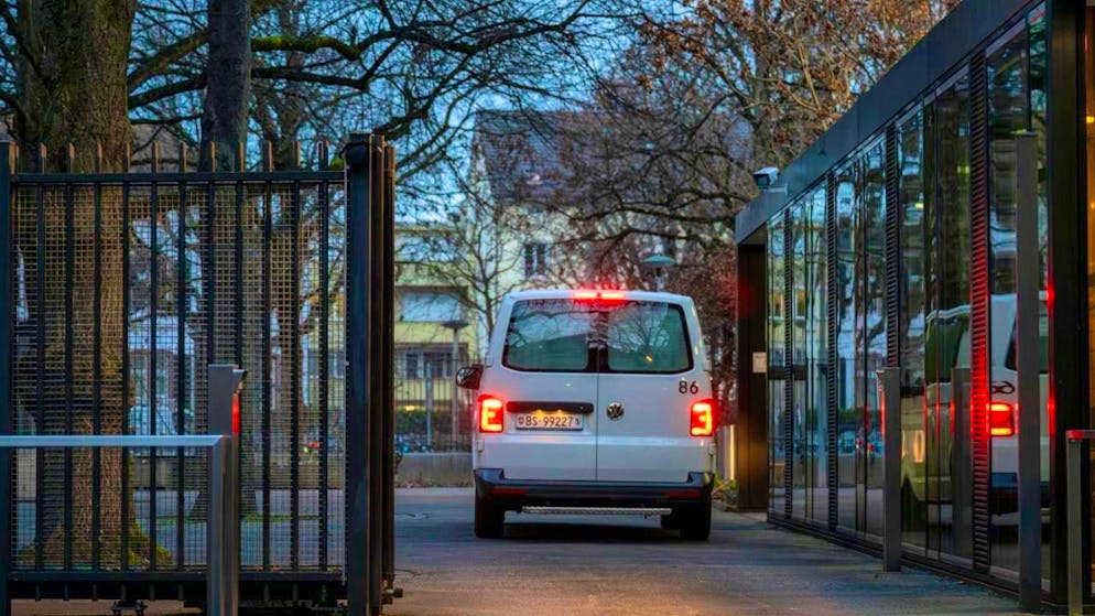 In the Basel murder trial, the public prosecutor's office is calling for the accused to be kept in custody.