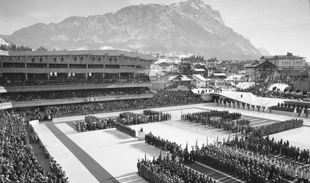 La cerimonia di apertura dei Giochi olimpici invernali, il 26 gennaio 1956, allo stadio del ghiaccio di Cortina d'Ampezzo, in Italia.