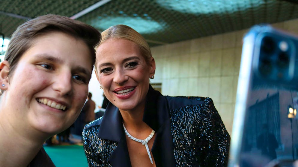 She mainly posts pictures on Instagram that have to do with her work as a presenter, says presenter Christa Rigozzi. This picture was taken at the Zurich Film Festival in 2021 with a fan.