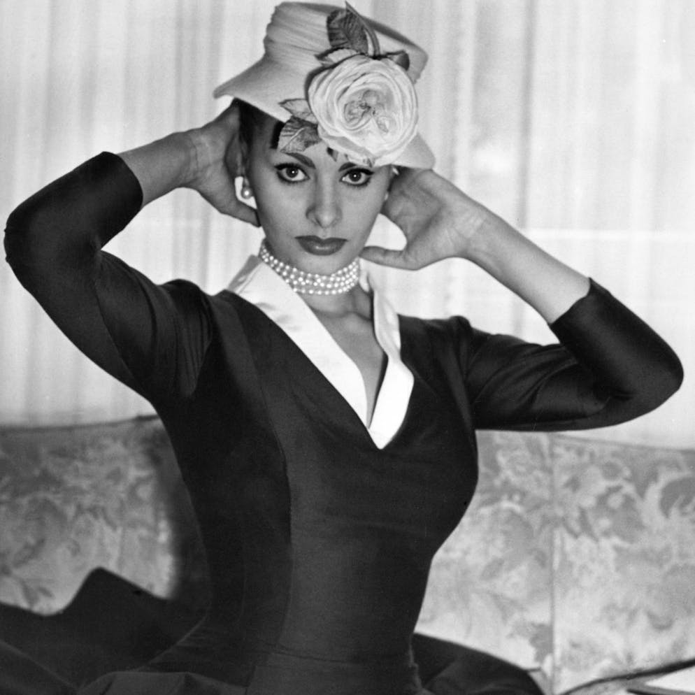 La leggendaria star del cinema Sophia Loren in uno scatto del 1956, anno in cui si svolsero i settimi Giochi Olimpici invernali a Cortina, in Italia.