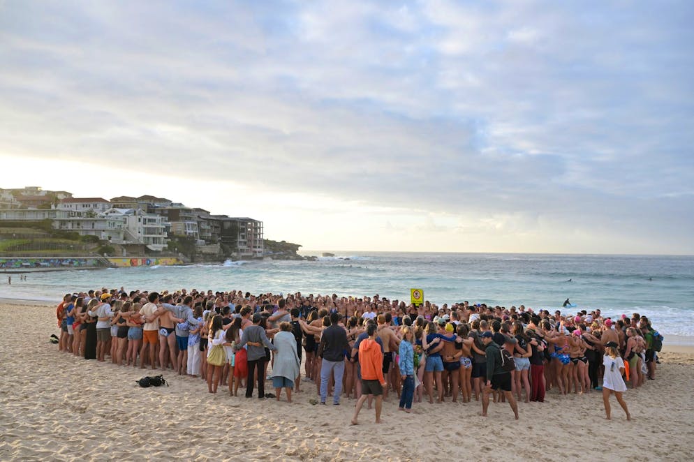 Schwimmer*innen verschiedener Schwimm- und Wellenreit-Clubs nehmen am Dienstag an einer Mahnwache in Sydney teil. 