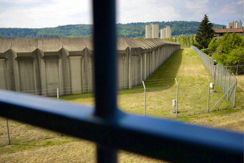 Pöschwies Prison wants to increase the distance between the prison wall and the outer fence.