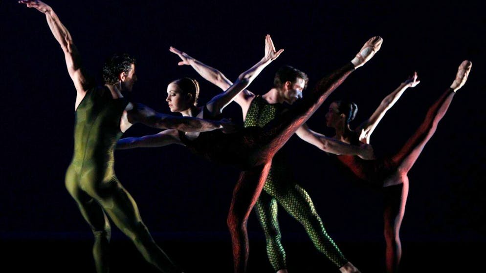 Choreographien von Hans van Manen waren auch in der Schweiz zu sehen. Im Bild aus dem Jahr 2010 tanzt das Zürcher Ballett die Frank Bridge Variations von Benjamin Britten, choreographiert von van Manen. (Archivbild)