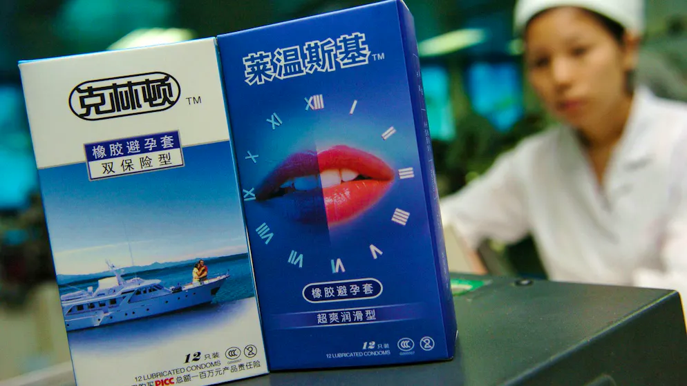 Il futuro fa paura a Pechino. La Cina corre ai ripari alzando il prezzo dei preservativi, ma i rischi sono alti. Ecco perché