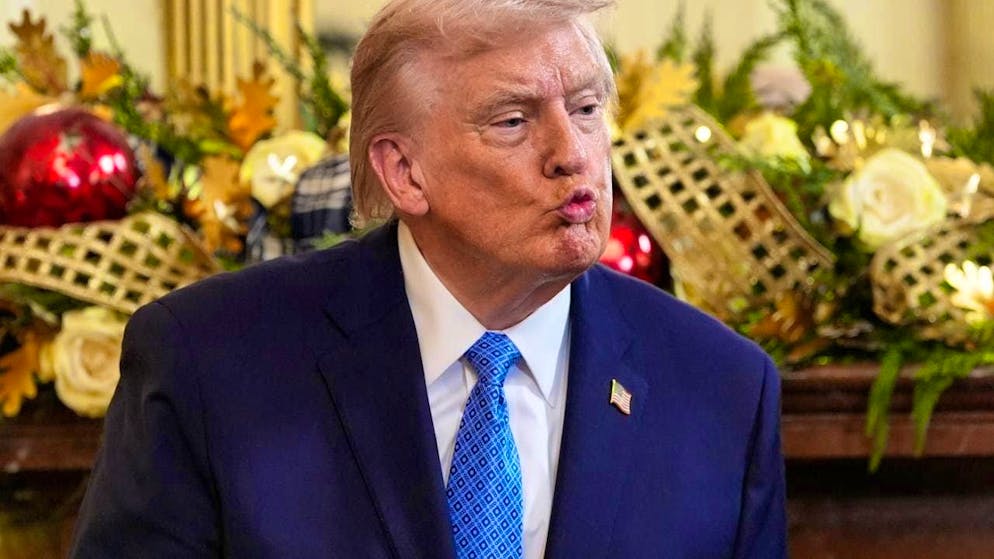 dpatopbilder - US President Donald Trump blows a kiss during a Hanukkah reception in the East Room of the White House in Washington. Photo: Alex Brandon/AP/dpa