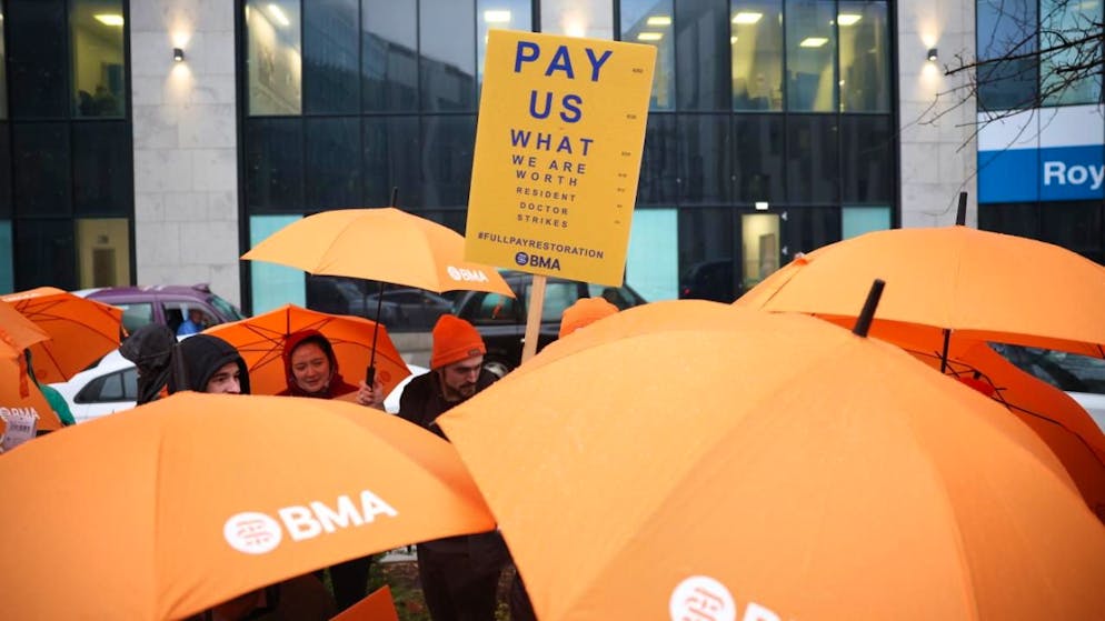 La BMA esige compensazioni anche sui "congelamenti salariali" imposti in passato ai resident doctors, storicamente sottopagati, invocando aumenti fino al 29,2%.