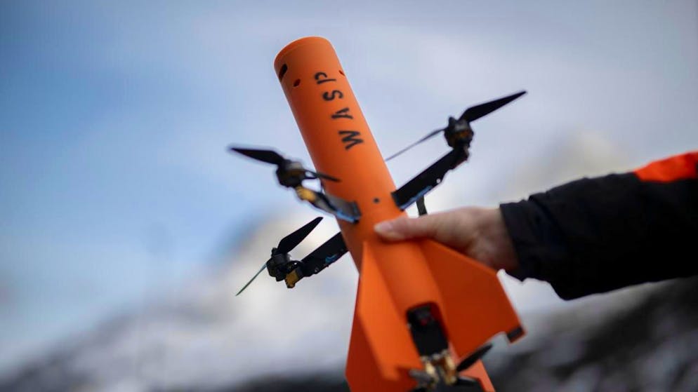 Un drone prodotto in Svizzera pronto a decollare nei cieli di Hinterrhein (GR). Nelle ultime due settimane sono state sette le aziende elvetiche a fare dei test sulla piazza di tiro grigionese.