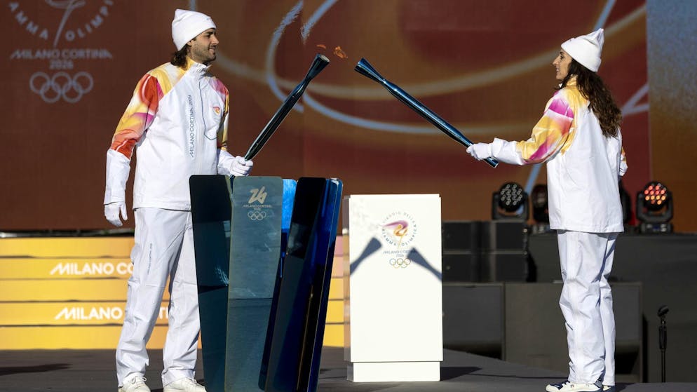 Gianmarco Tamberi (sinistra) e Elisa Di Francisca, primi tedofori olimpici a Roma il 6 dicembre 2025.