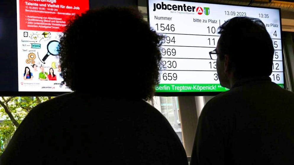 ARCHIVE - People standing in a German job center (archive photo). Photo: Jens Kalaene/dpa