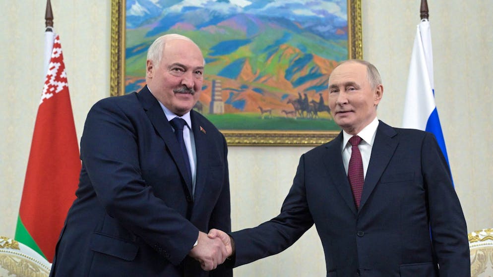 Der belarussische Präsident Alexander Lukaschenko (l.) und Kremlchef Wladimir Putin am 26. November 2025 in Bischkek, der Hauptstadt von Kirgistan.